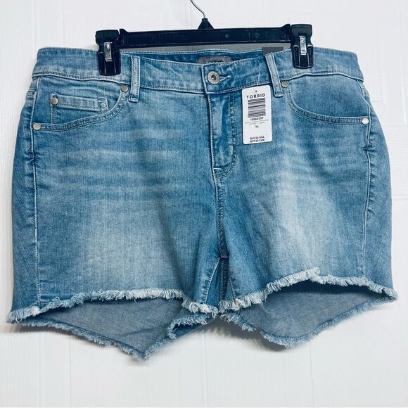 Torrid Light Wash Cotton Denim Blue Jean Raw Hem Shorts Size 14 NEW - Picture 2 of 10
